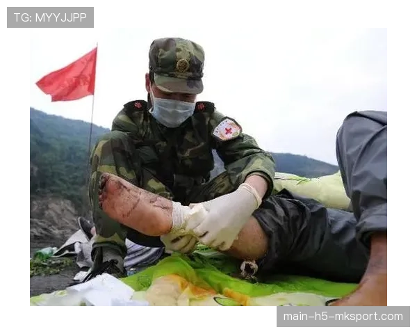 队医：包扎过几百次同样的伤，部队伤员包扎视频