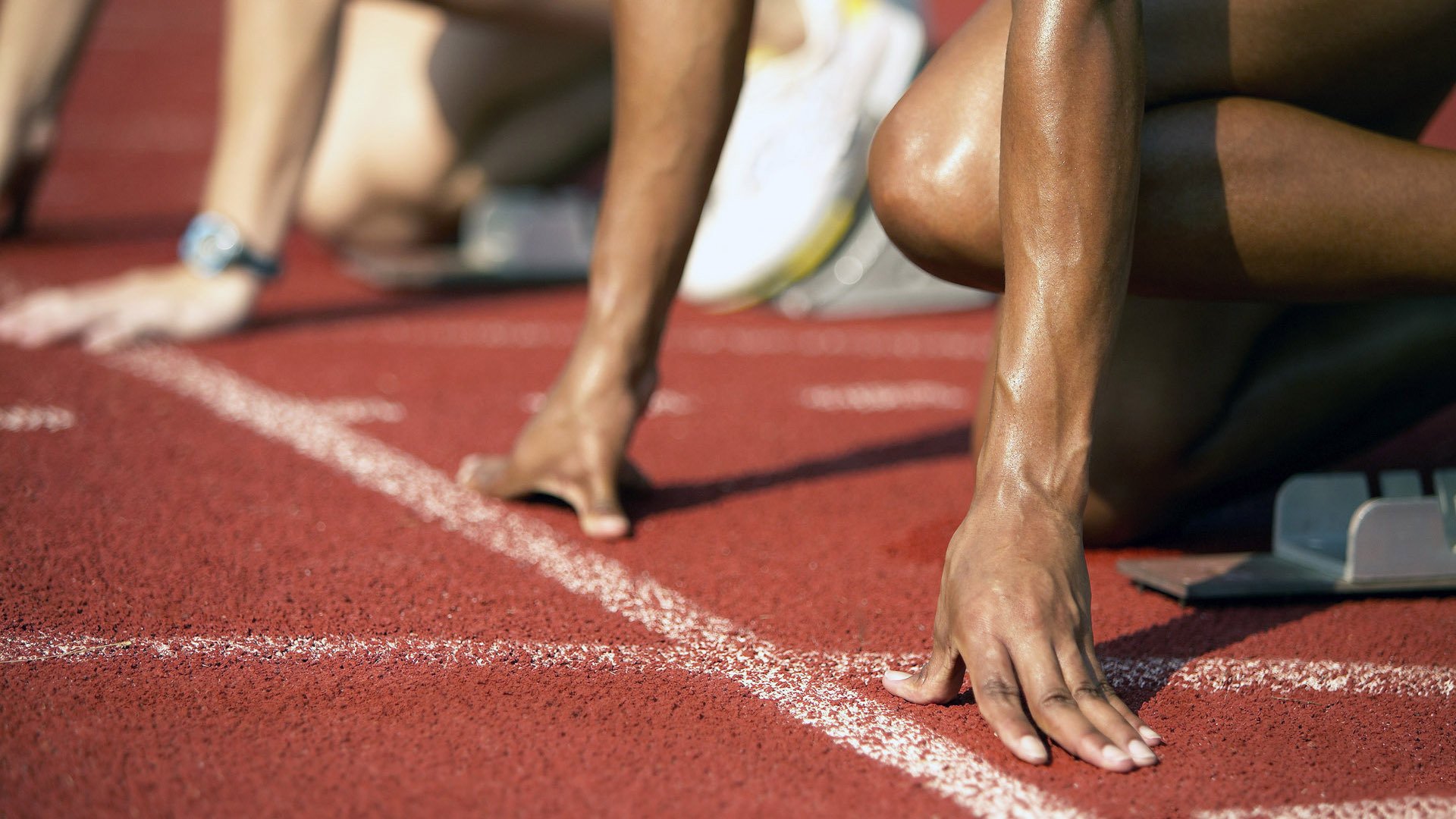 “新加坡游泳赛场：泳者挑战自我，争夺荣誉”